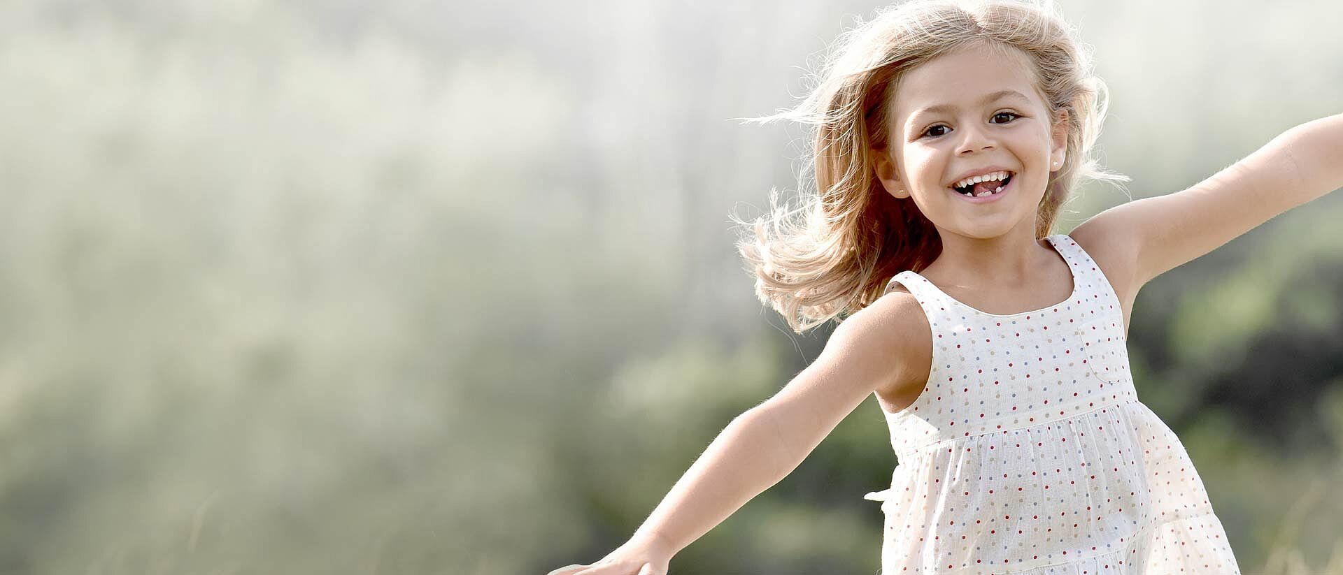 Niña con vestimenta certificada corriendo en campo de trigo