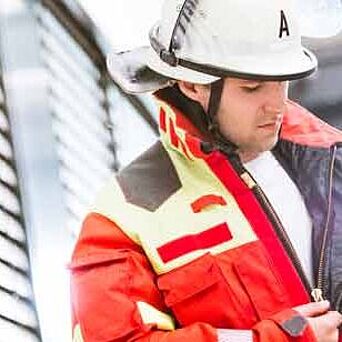 bombero con casco y EPP certificado