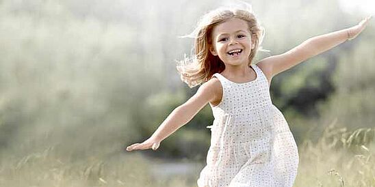 Niña con vestimenta certificada disfrutando al aire libre