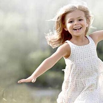 Niña con vestimenta certificada disfrutando al aire libre