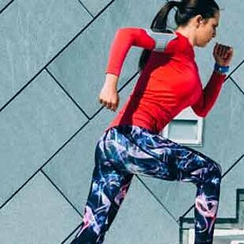 Mujer corriendo con ropa deportiva y Sello de Calidad Hohenstein