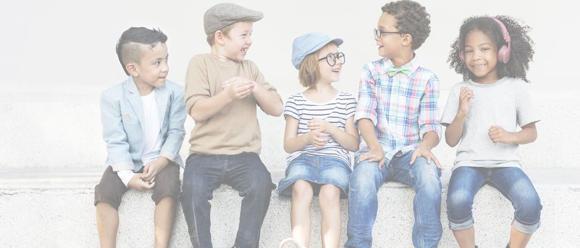 5 niños conversando en un banco al aire libre