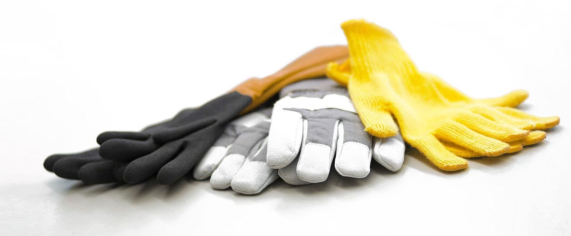 Varios tipos de guantes de protección