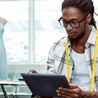 Diseñadora de ropa usando una tableta