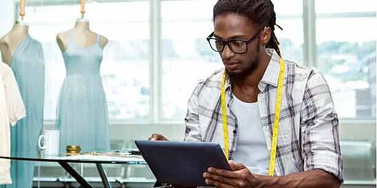 Diseñadora de ropa usando una tableta