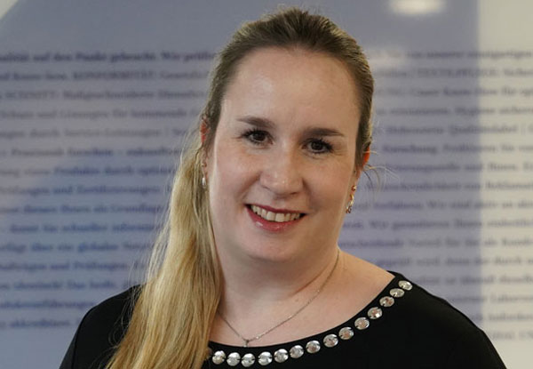 La toxicóloga de Hohenstein, la Isabel Groh, en la sede central de Hohenstein Medical