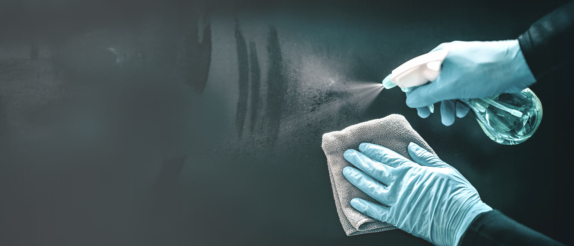 Técnico con guantes probando la aplicación de desinfectante sobre material médico flexible en laboratorio