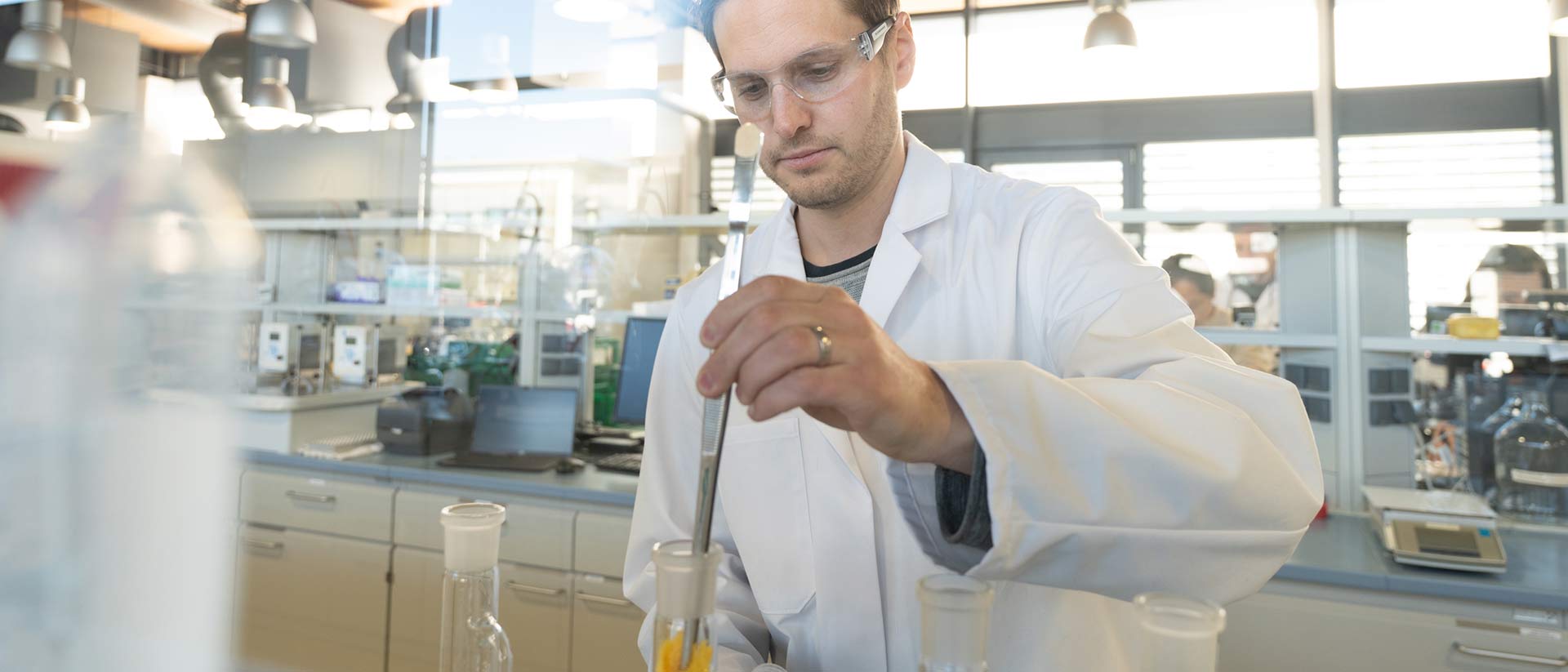Ensayos independientes de materiales en un laboratorio controlado.