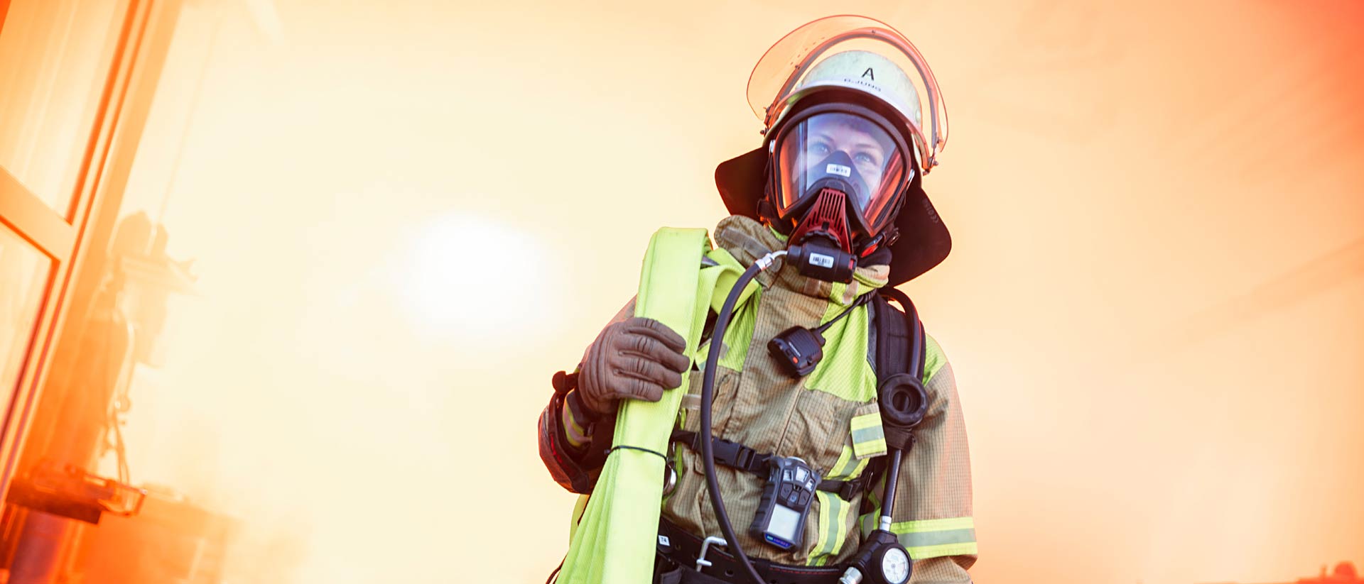 Bombero con casco y equipo de protección