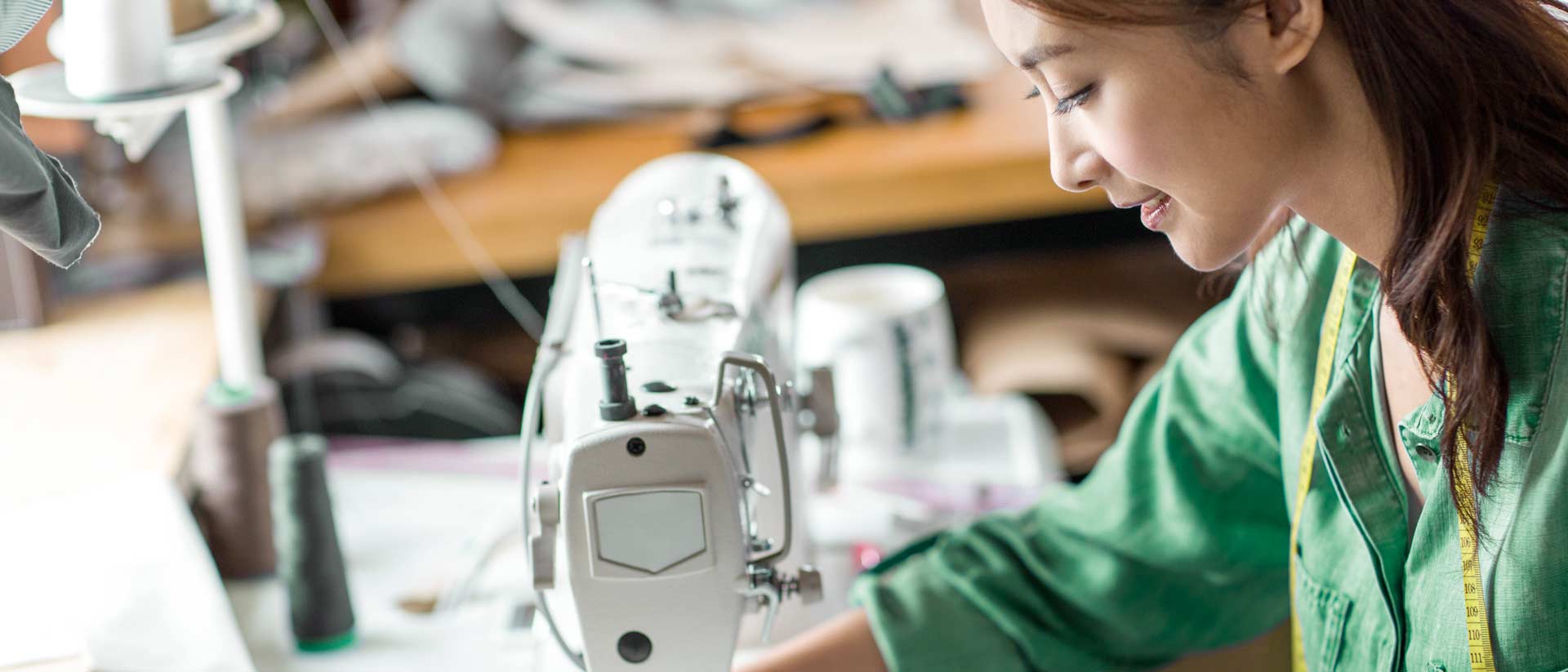 Trabajadora textil en una instalación segura en corte y costura