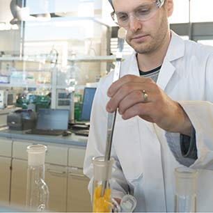 UE - Directiva sobre el empoderamiento de los consumidores (EmpCo/ECGT) Científico en laboratorio externo de pruebas de productos