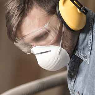 Trabajador con mascarilla FFP y protección auditiva