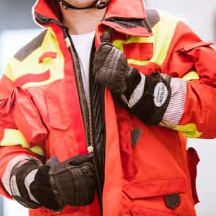 Bombero con guantes protectores y chaqueta desabrochada