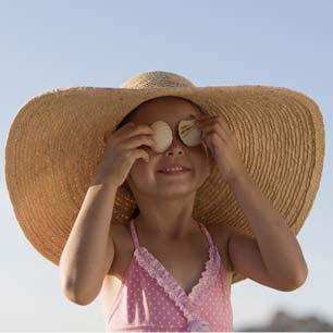 Chica con sombrero para el sol y traje de baño