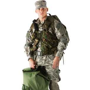 soldado con equipo de camuflaje con mochila y chaleco